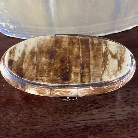 Ivory covered wood oval artesanal box - Picture 3 of 6
